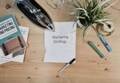 biurko, kartka papieru z napisem marketing strategy